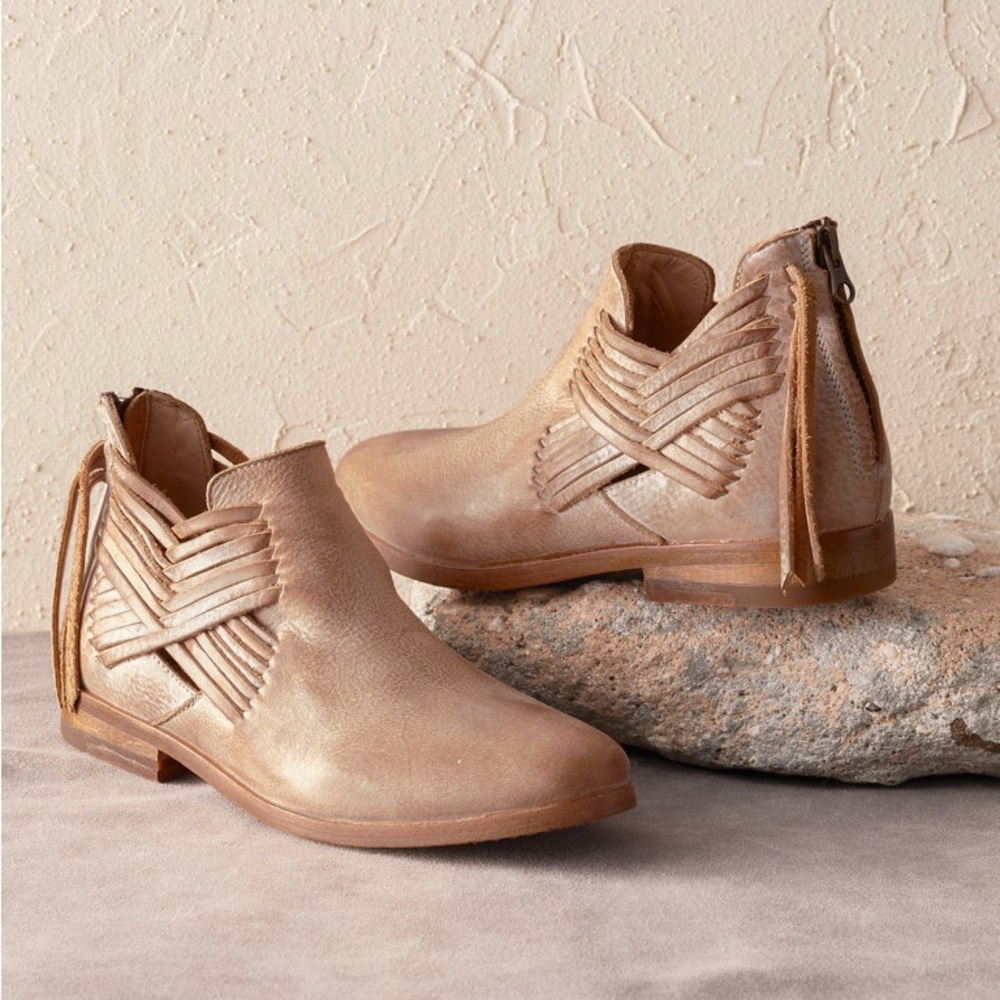 Baske | Women's Tan Leather Lexi Ankle Booties Back Zip Almond Toe Tassels Sz 8